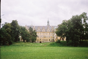 Zamek Ksit Olenickich - widok z parku
