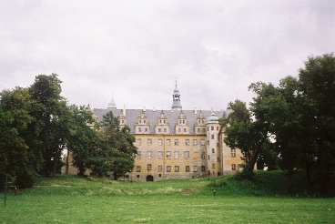Zamek Ksit Olenickich - widok z parku